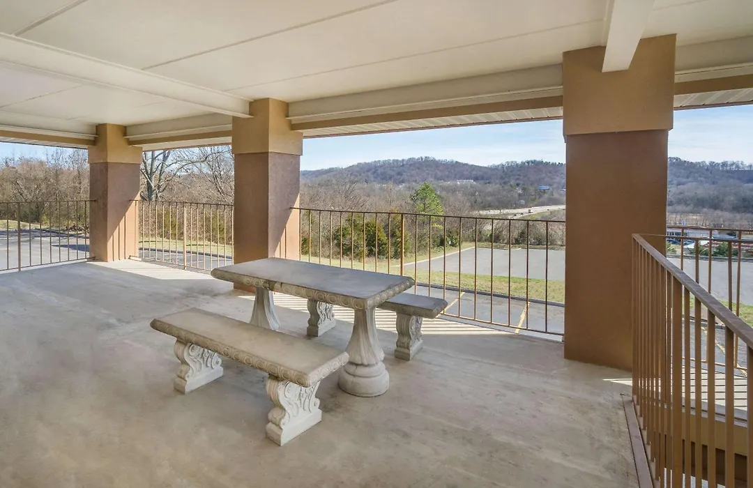 Super 8 By Wyndham Knoxville North/Powell-1
