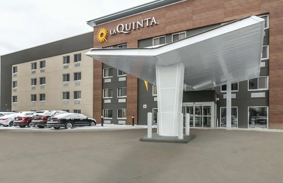 La Quinta Inn & Suites By Wyndham Cleveland - Airport North-1