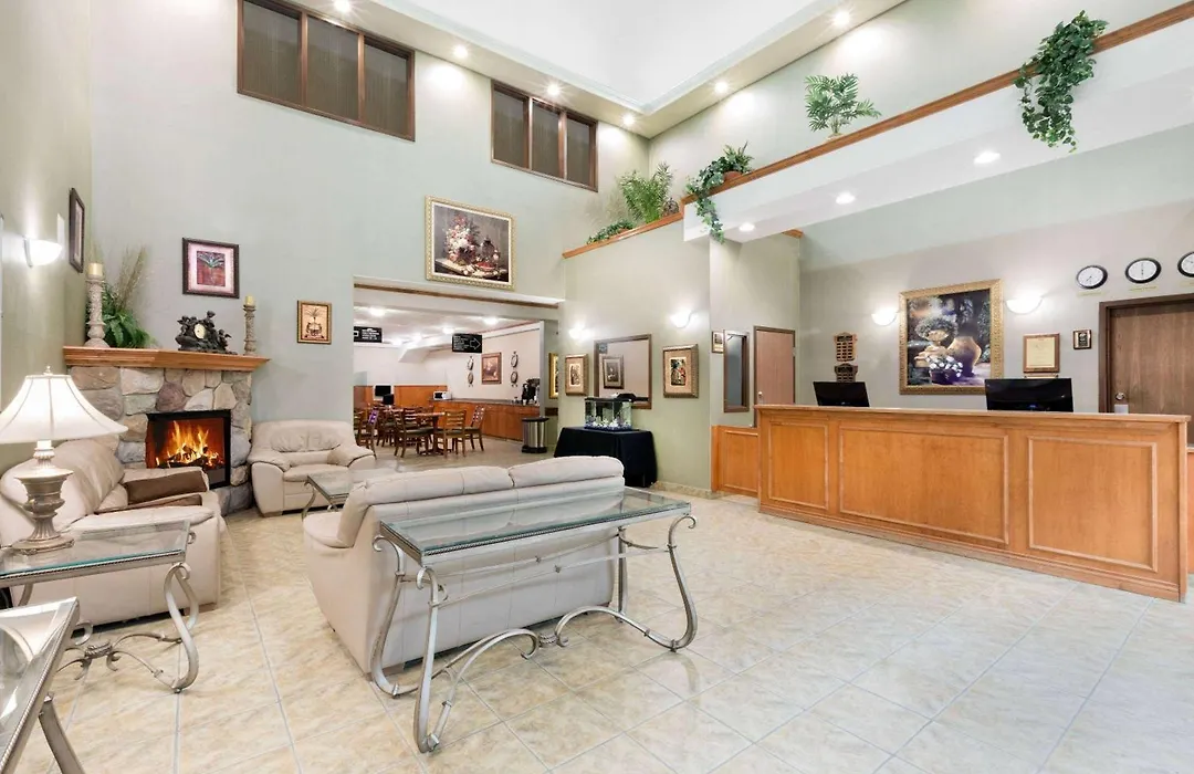 Ramada By Wyndham Clairmont/Grande Prairie-1