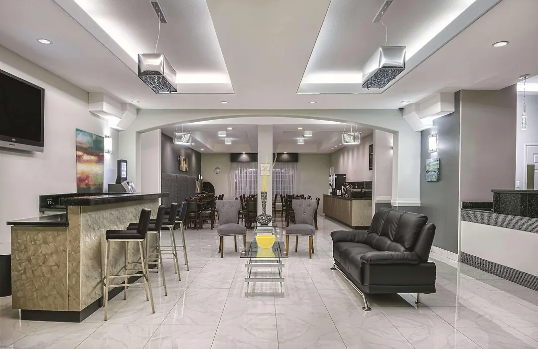 La Quinta Inn & Suites By Wyndham Mercedes Outlet Mall-1