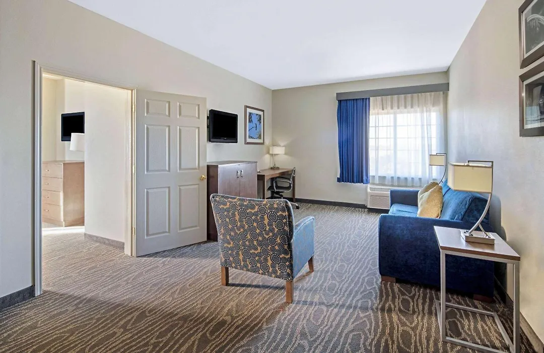 La Quinta Inn & Suites By Wyndham Mercedes Outlet Mall-1
