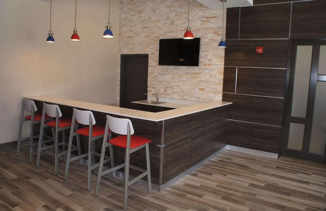 La Quinta Inn And Suites By Wyndham Bloomington-1