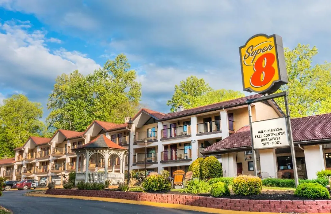 Super 8 By Wyndham Downtown Gatlinburg At Convention Center-1