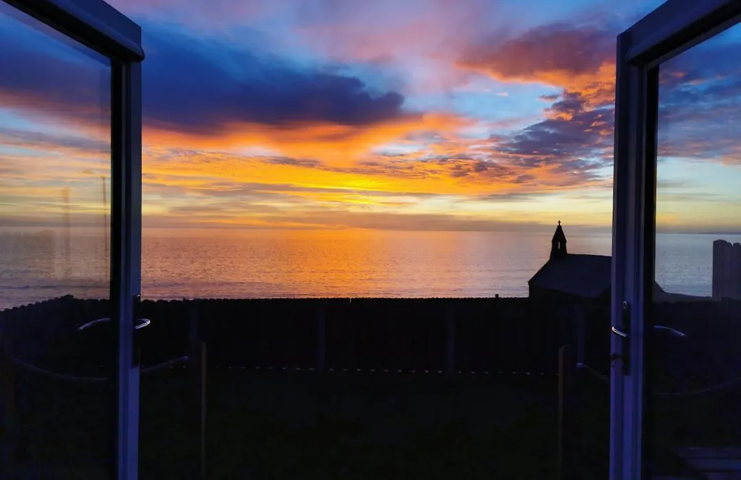 Allibella Shepherds Hut, Amazing Seaview, Private Garden, Pet Friendly-1