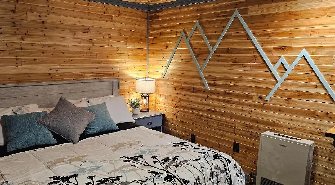 The Whispering Elms Motel-1