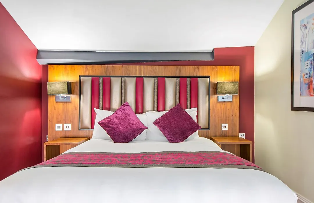 Roomzzz Manchester City-1