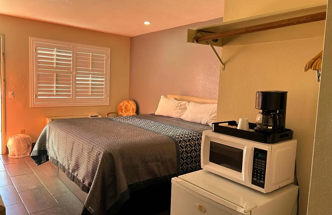 California Inn Hotel And Suites Adelanto Us 395-1