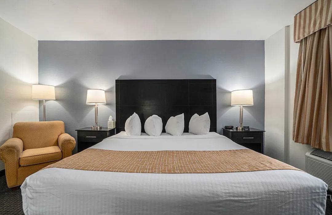 Travelodge By Wyndham Traverse City Mi-1