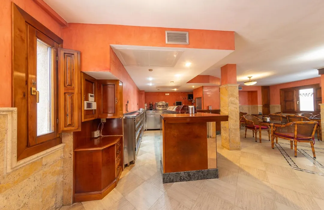 Hostal SIN RECEP24H Puerta de la Villa - Pet friendly&Restaurante-1
