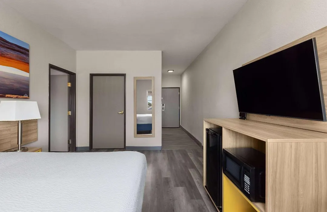 Days Inn & Suites By Wyndham Tucson/Marana-1
