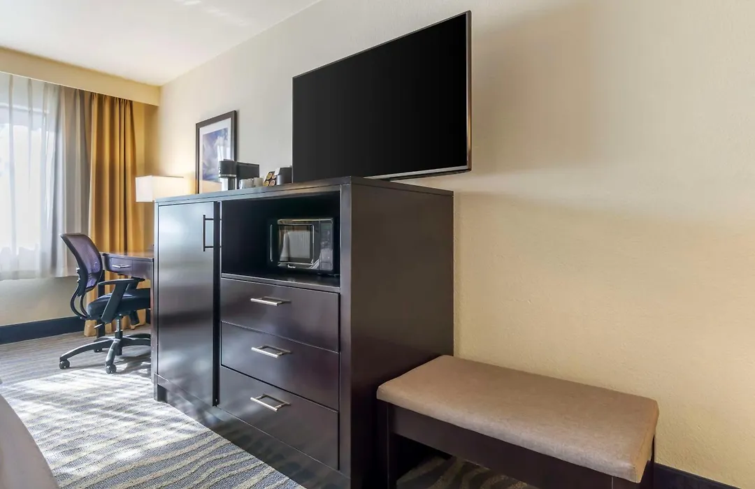 Best Western Plus Edmonds Harbor Inn-1