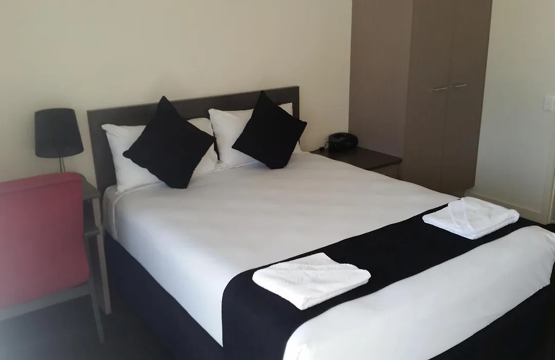 Dooleys Tavern And Motel Capella-1