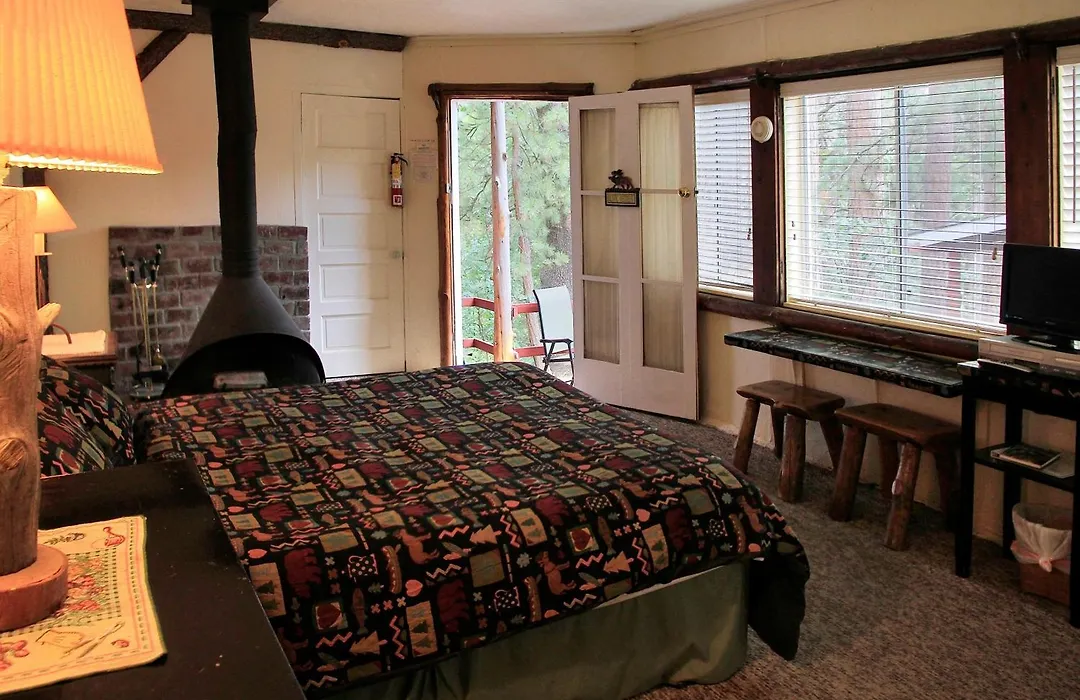 Silver Pines Lodge-1