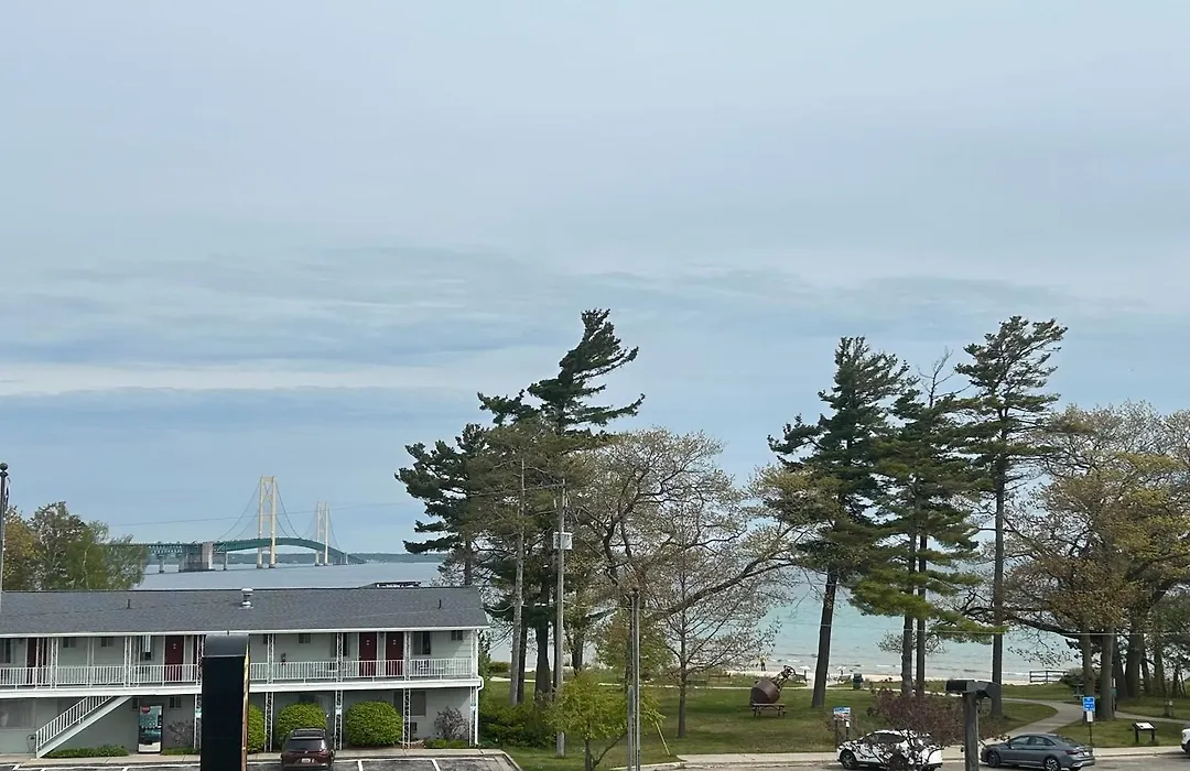 Super 8 By Wyndham Bridgeview Of Mackinaw City-1