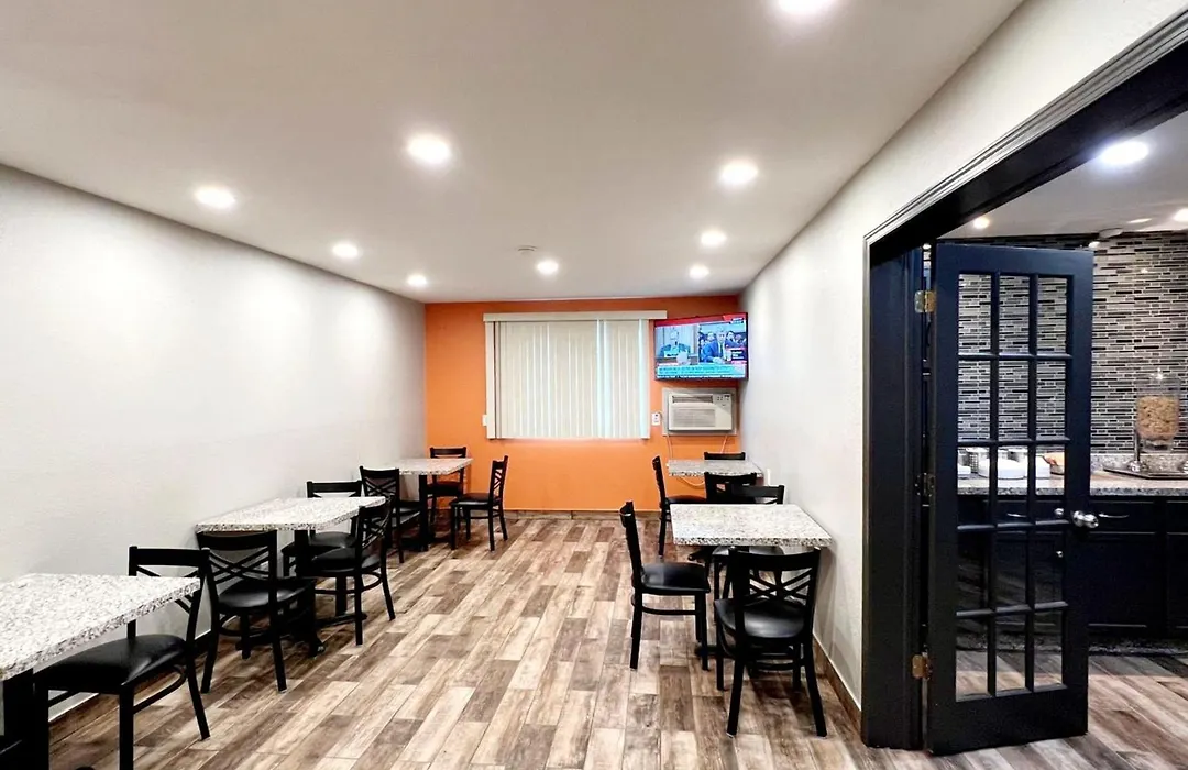Super 8 By Wyndham Cedar Rapids-1