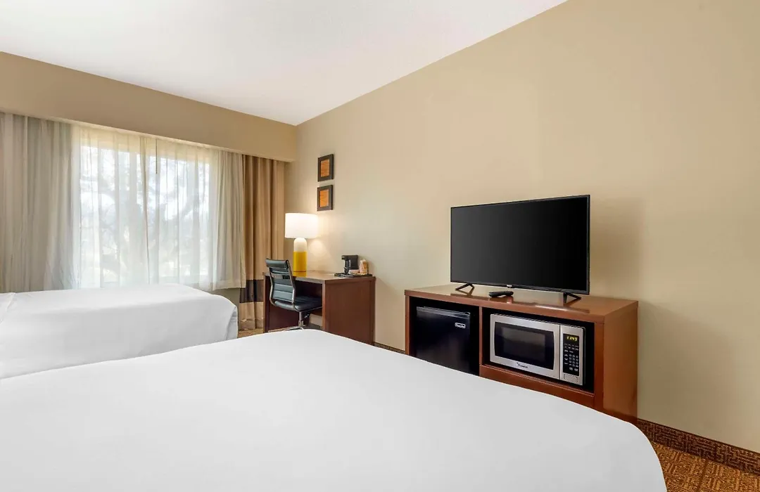 Comfort Suites Near Vancouver Mall-1