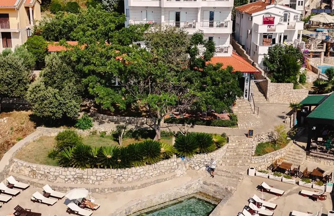 Hotel R-1