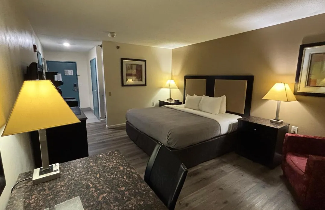 Quality Inn & Suites Woodstock Near Lake Geneva-1
