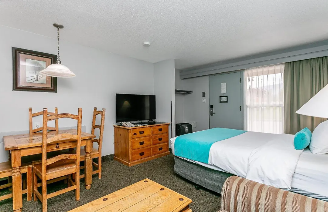 Tonquin Inn-1