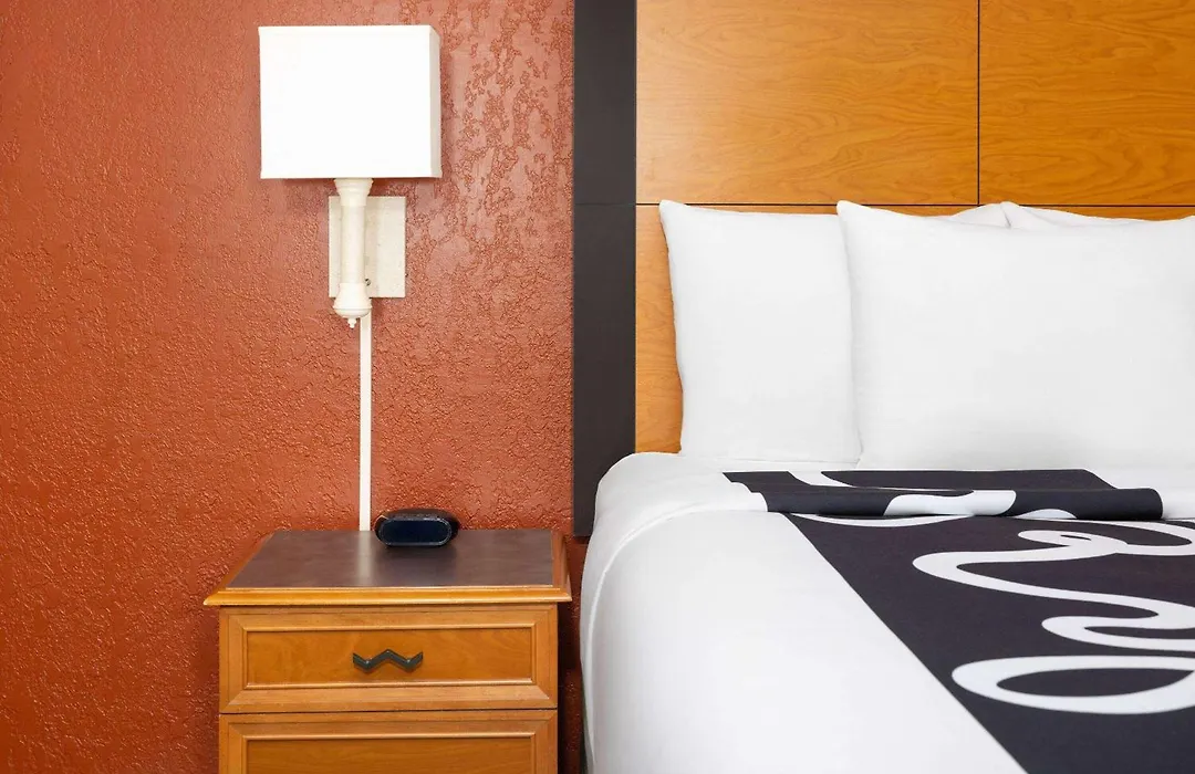 La Quinta Inn By Wyndham Pittsburgh Airport-1