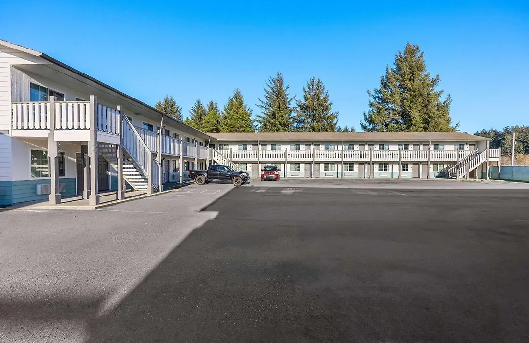 Super 8 By Wyndham Crescent City-1