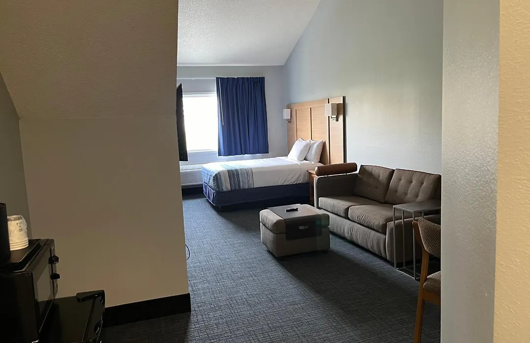 Days Inn & Suites By Wyndham Williamsburg Ia North-1