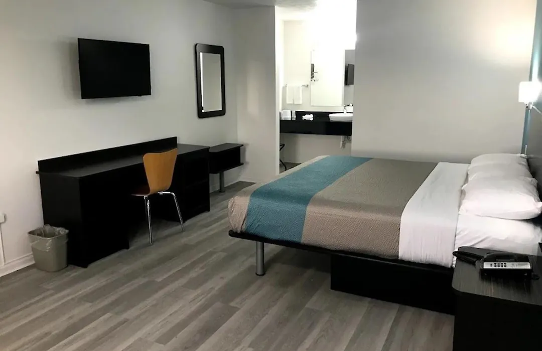 Motel 6-Metropolis, Il-1