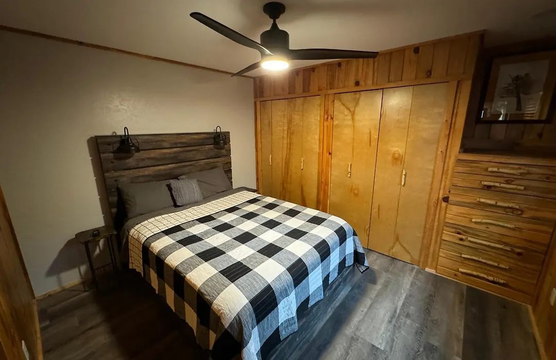 Sportsman Lodge Melrose Mt-1