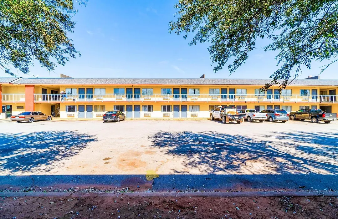 Castle Inn & Suites By Oyo Chickasha-1