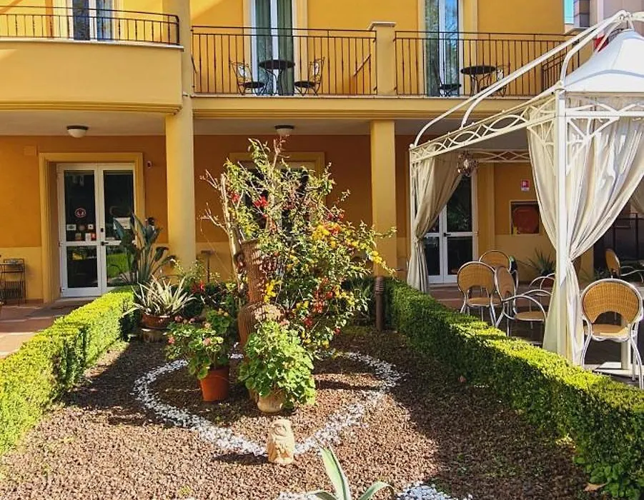 Hotel Alibi-1