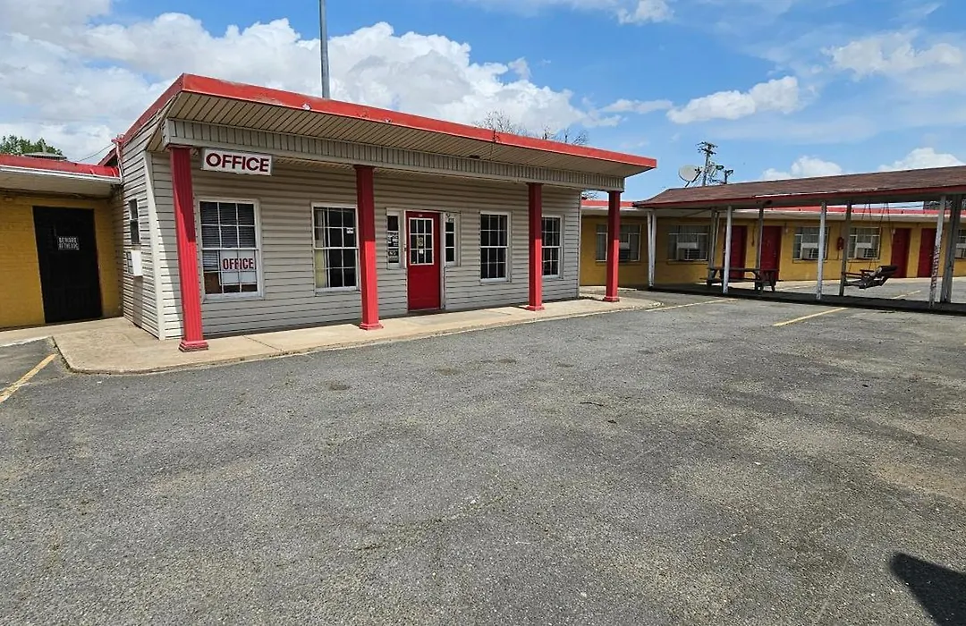 Deluxe Inn-1