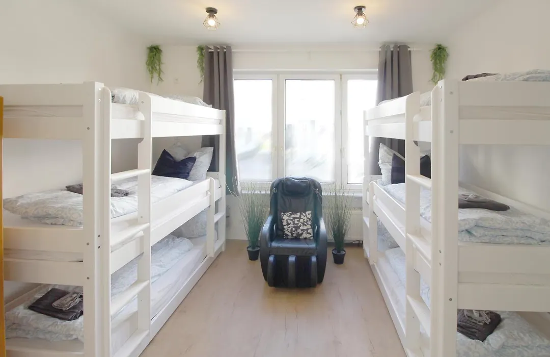 Hotel Ulm Zentrum - Komplettes Zimmer, Hochbett, Android TV&eigenem Bad - perfekt für Familien&Gruppen-1