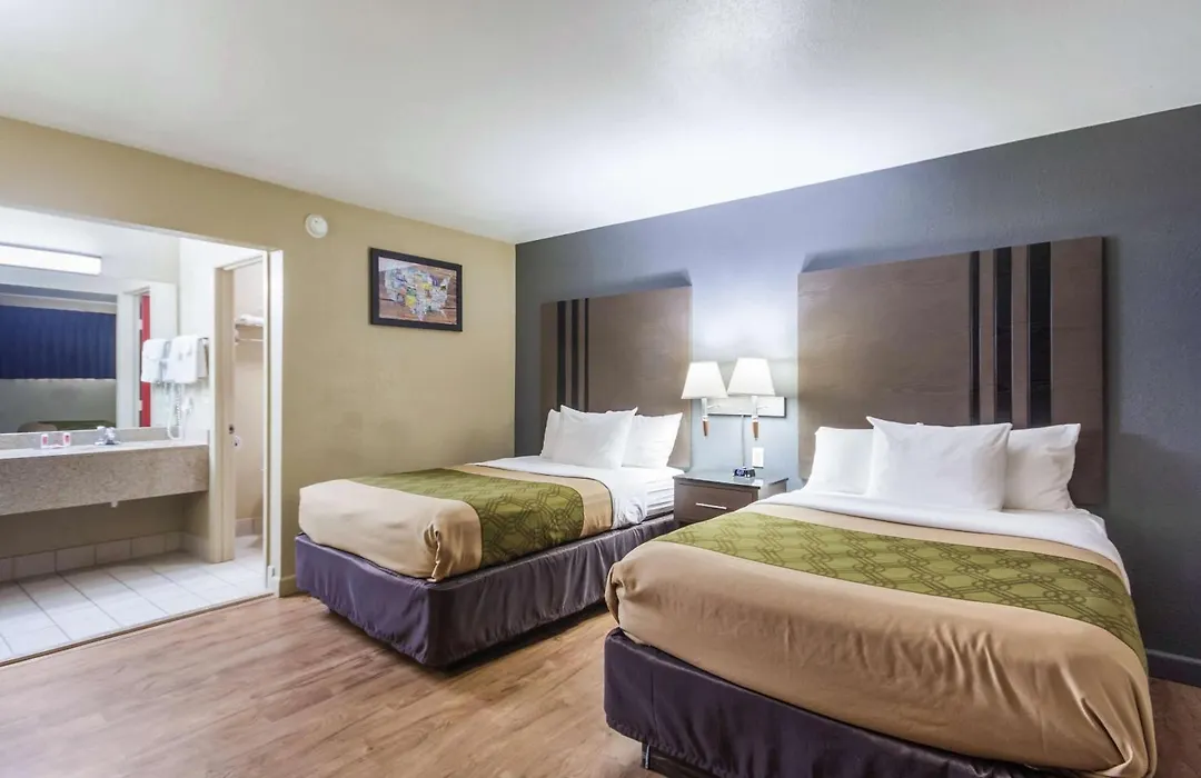 Econo Lodge Inn & Suites I-35 At Shawnee Mission-1