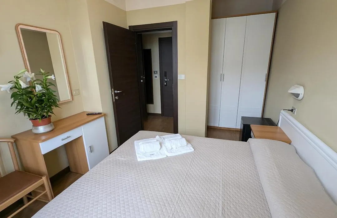 Hotel Boston-1
