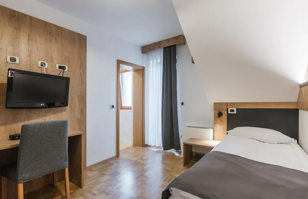 Toeroek Rooms, Bistro & Wellness-1