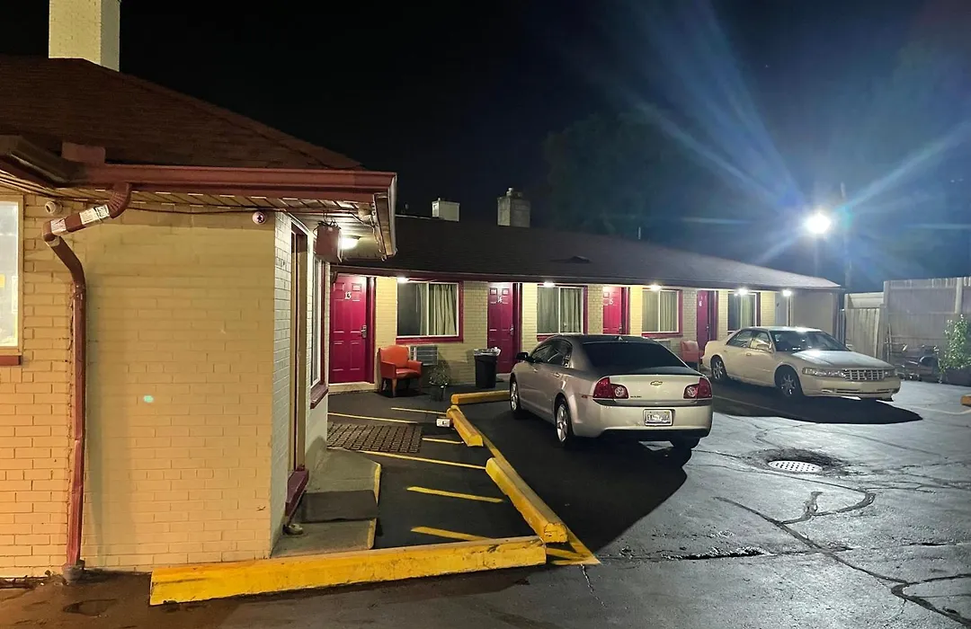 Deluxe Inn Motel-1