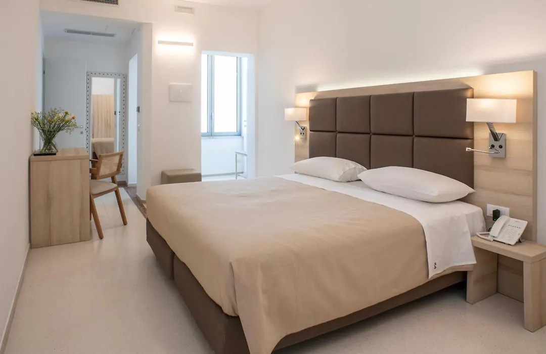 Hotel Albània-1