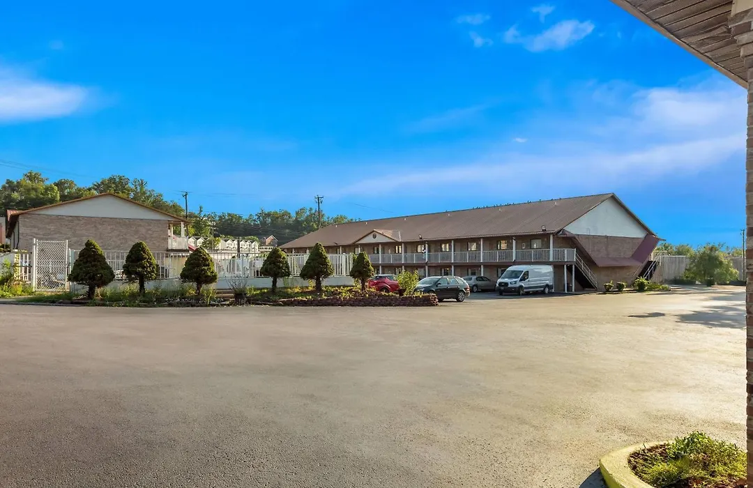 Days Inn By Wyndham Huntington-1