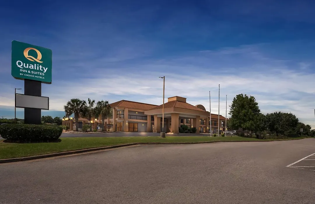 Quality Inn & Suites Near Robins Air Force Base-1