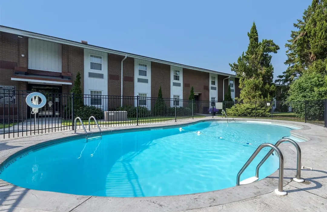 Best Western Parkway Inn & Conference Centre-1