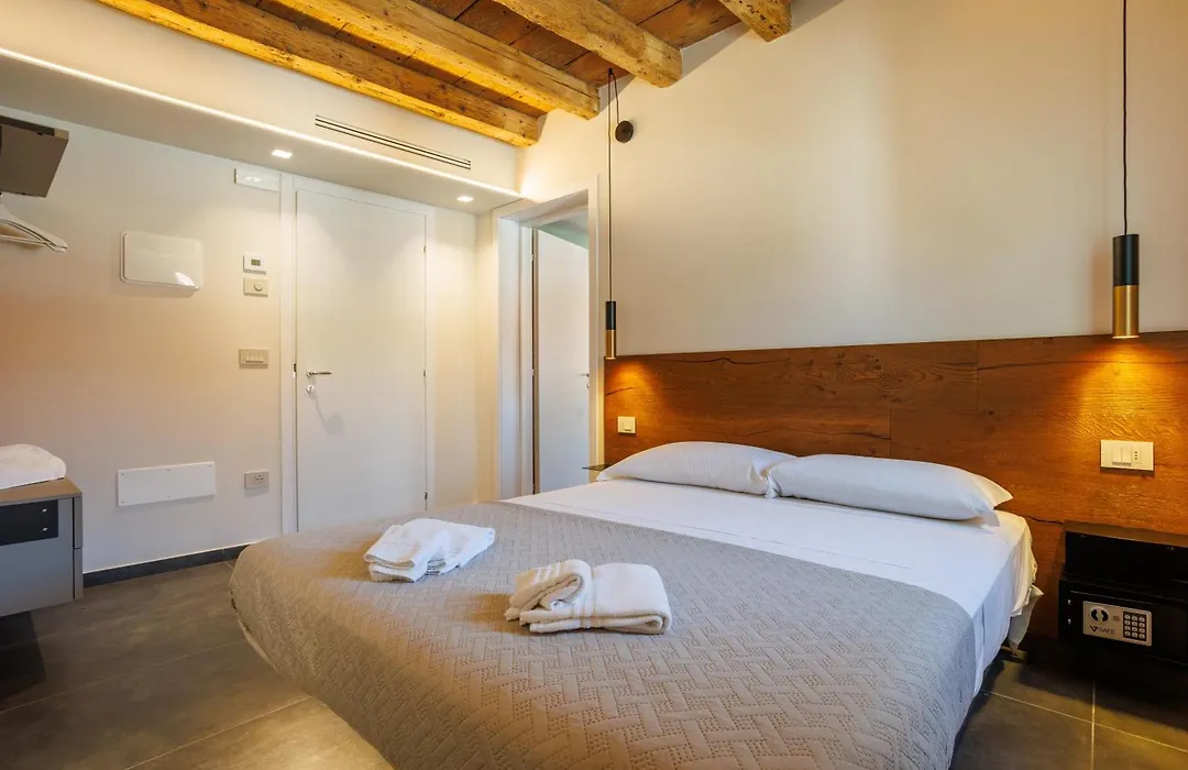 1823 Room-1