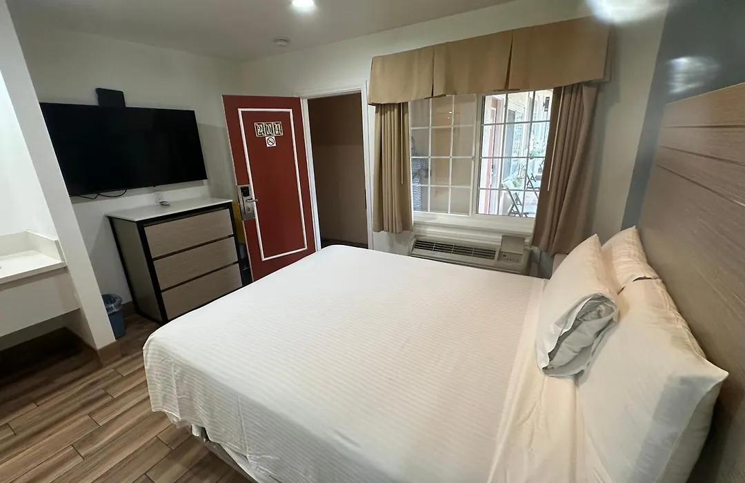 Town And Country Inn-1