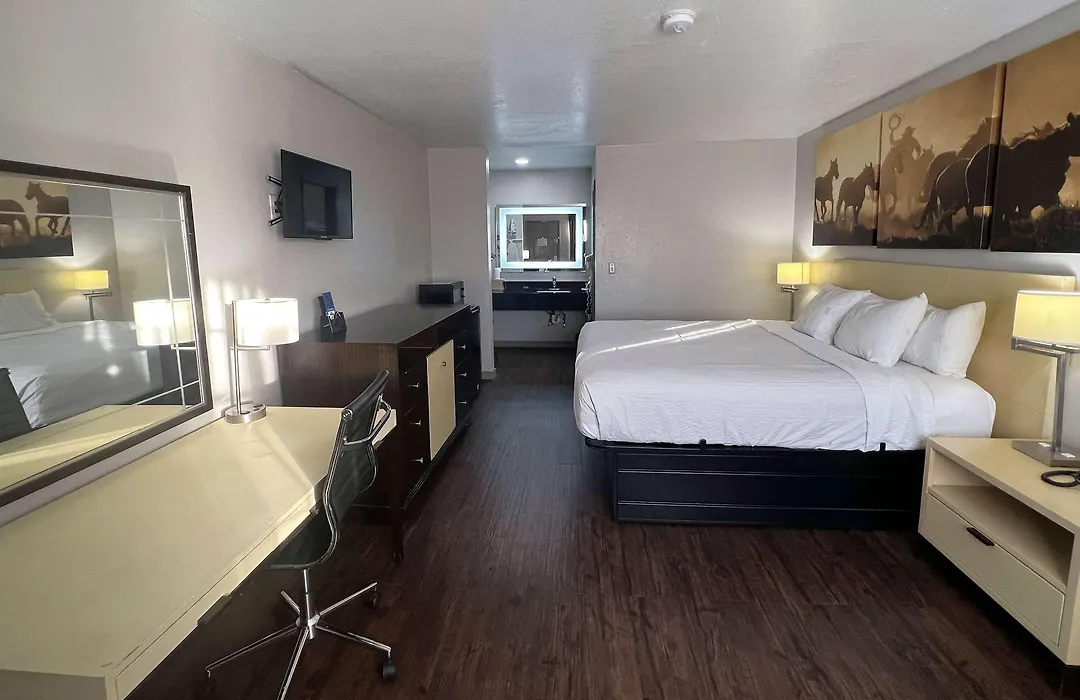 Days Inn & Suites By Wyndham - Canton First Monday Trade Days-1