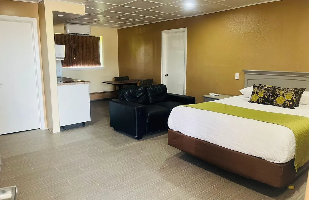 Travelodge By Wyndham Moose Jaw-1