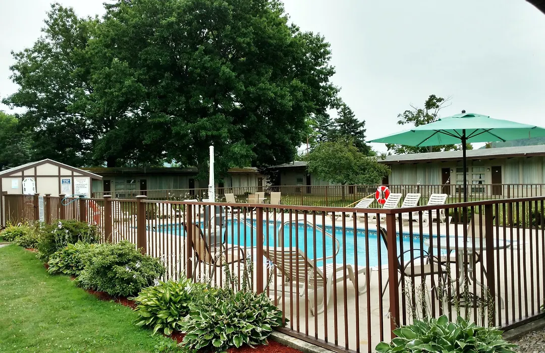 Americas Best Value Inn-Painted Post-1