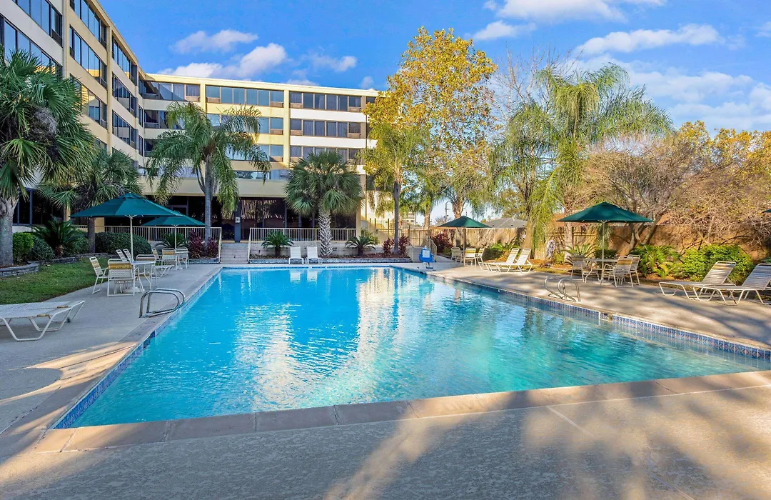 La Quinta Inn & Suites By Wyndham New Orleans Airport-1