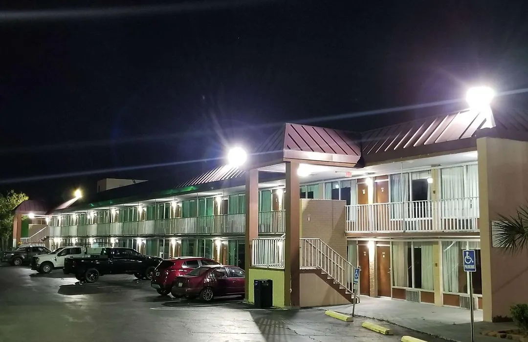 Days Inn & Suites By Wyndham Charleston Airport West-1