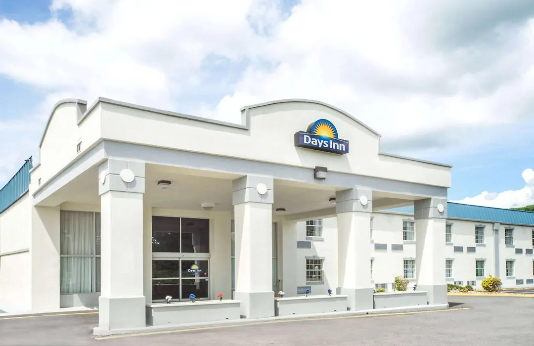 Days Inn By Wyndham Roanoke Hollins Near I-81-1