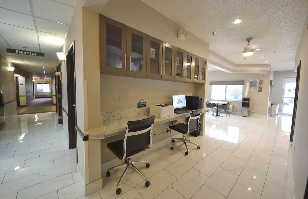 Days Inn & Suites By Wyndham Airport Albuquerque-1