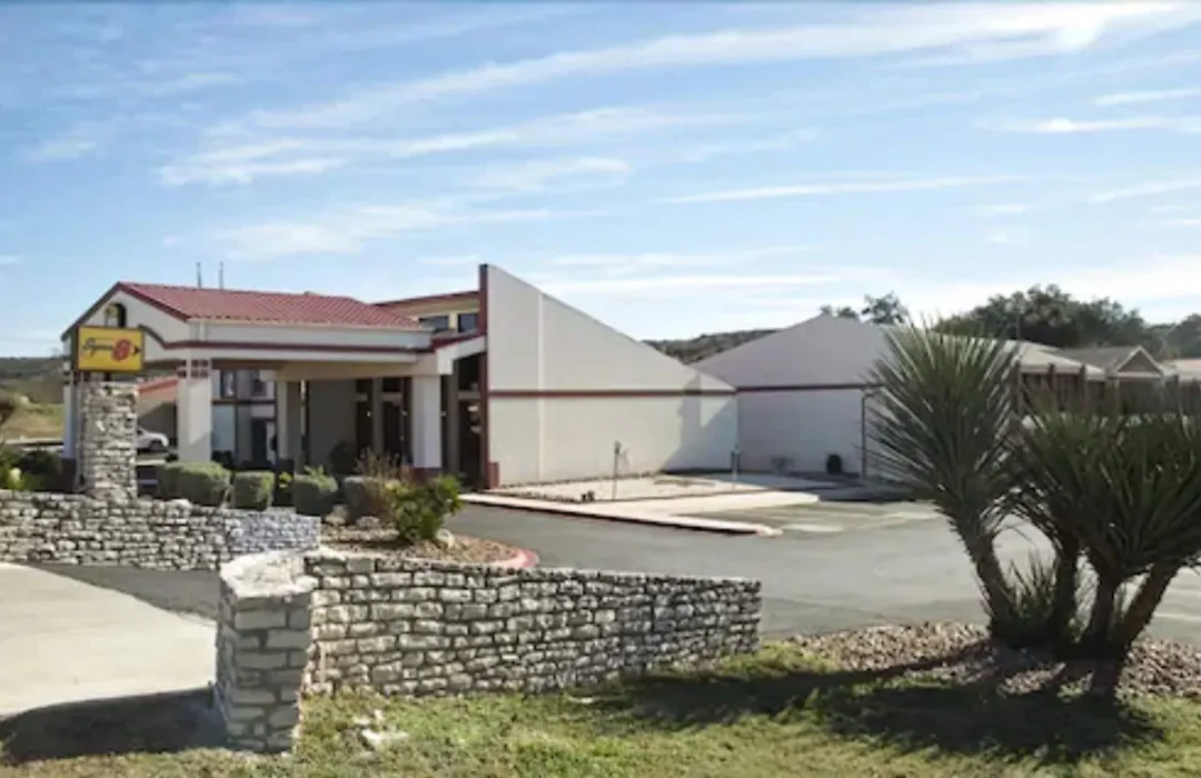 Super 8 By Wyndham Kerrville Tx-1